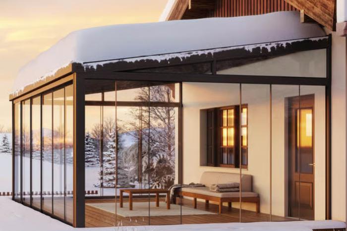 Véranda solaire vitrée style chalet avec toiture photovoltaïque